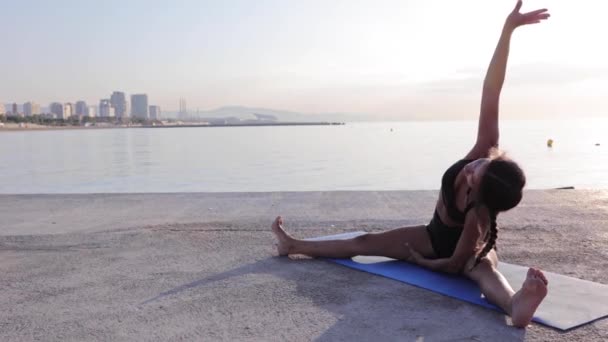 Spanierin praktiziert Yoga am Strand — Stockvideo