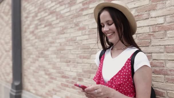 야외에서 스마트폰을 사용하는 행복 한 젊은 여성 — 비디오