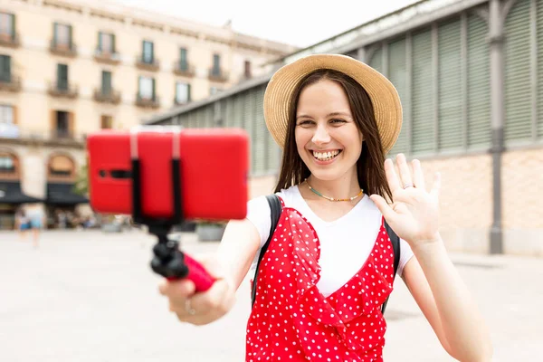 Sorridente giovane donna turista registrazione dei contenuti per il suo vlog di viaggio — Foto Stock