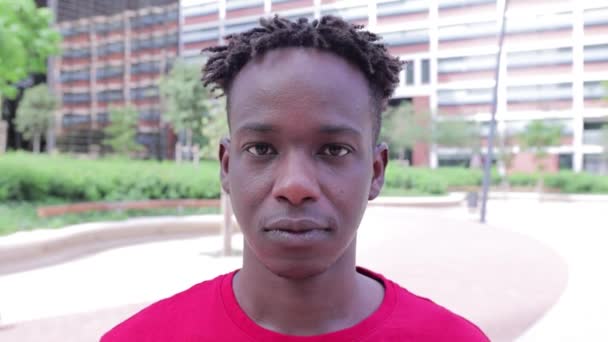 Portret wesołego, afrykańskiego mężczyzny w środowisku miejskim — Wideo stockowe