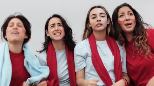 Grupo de mujeres divirtiéndose en el estadio mientras celebran la victoria de su equipo — Vídeos de Stock