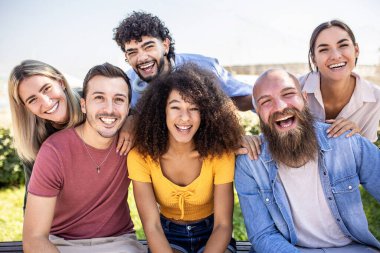 Çok ırklı gençlerden oluşan bir grup - Milenyum öğrencileri bir arada otururken arkadaşlık ve gençlik kavramı