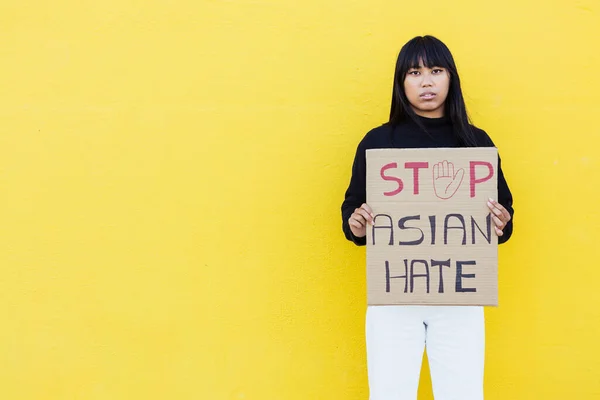 Βιετναμέζα νεαρή γυναίκα διαμαρτύρεται για ίσα δικαιώματα ενώ στέκεται στον τοίχο — Φωτογραφία Αρχείου