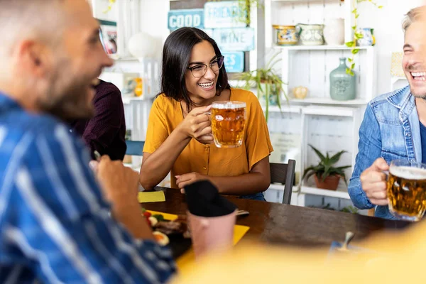 Gente feliz celebrando y bebiendo cerveza juntos en el restaurante de la azotea — Foto de Stock