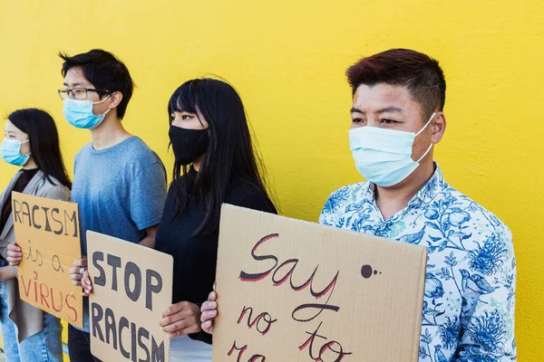 Ασιατικός λαός διαμαρτύρεται για ίσα δικαιώματα λόγω του πανδημικού ρατσισμού των κορωναϊών — Φωτογραφία Αρχείου
