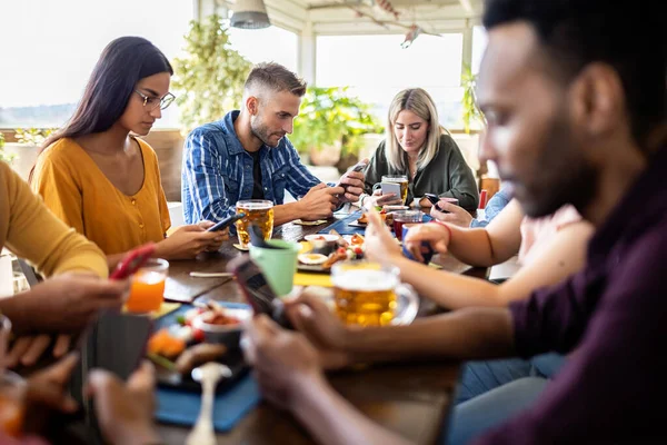 Jóvenes amigos multiculturales utilizando el teléfono móvil - Concepto de adicción smartphone — Foto de Stock