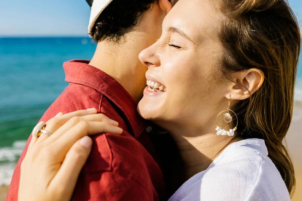 Glückliches Paar beim Umarmen am Strand — Stockfoto