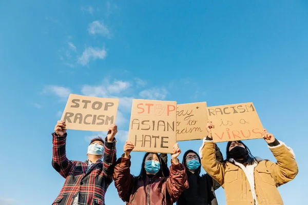 Διαδηλωτές διαδηλώνουν στο δρόμο κατά του ρατσισμού — Φωτογραφία Αρχείου
