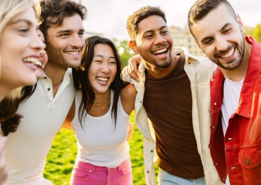 Bir grup genç arkadaş şehir parkında güneşli bir günde eğleniyorlar. Çok ırklı en iyi arkadaşlar birlikte dışarıda vakit geçiriyorlar. Gençlik toplumu kavramı