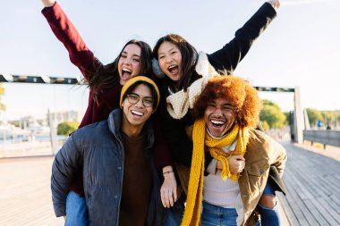 Çeşitli genç arkadaş gruplarının portresi. Kışın dışarıda birlikte eğleniyorlar. Arkadaşlık ve gençlik kavramı