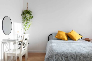 Rahat bir yatak odası, çalışma alanı ve rahatlatıcı bir atmosfer yaratan dekoratif bitkiler.