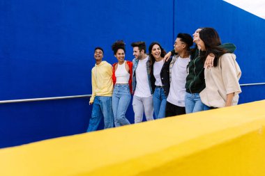 Genç bir grup insan dışarıda birlikte eğleniyor. Milenyum insanları sokakta birarada yürürken birbirlerine sarılıyorlar. Arkadaşlık ve gençlik yaşam tarzı konsepti