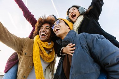 Kış mevsiminde çeşitli arkadaş grupları birlikte eğleniyor. Milenyum insanları dışarı çıkıyorlar. Gençlik ve arkadaşlık kavramı