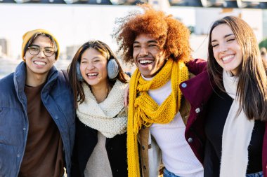Çeşitli gruplar mutlu arkadaşlar kış tatilinde birlikte eğleniyorlar. Açık havada gülen çok kültürlü gençler. Arkadaşlık kavramı