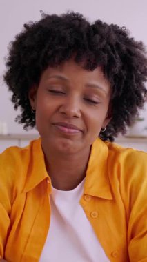 Video görüşmesi sırasında dikkatle dinleyen genç bir kadının ön görüntüsü. Uzak bir işte ya da çevrimiçi öğrenim ortamında iletişime odaklanıyor. İş ve eğitim yaşam tarzı.