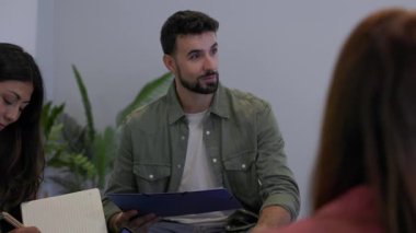 Bir grup Kafkasyalı iş arkadaşı gayri resmi ofis toplantısında fikirleri tartışıyor. Profesyonellerden oluşan bir ekip bir çemberde oturmuş projeleri tartışıyor ve görüşlerini paylaşıyor. İş birliği kavramı.