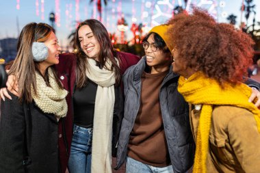 Kışın dışarıda dikilerek eğlenen çok ırklı bir grup genç. Arkadaşlık ve gençlik toplumu kavramı