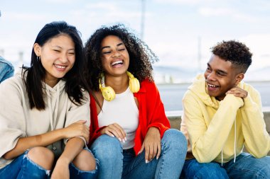 Genç öğrenci arkadaşlar dışarıda eğleniyorlar. Arkadaşlık ve gençlik kavramı