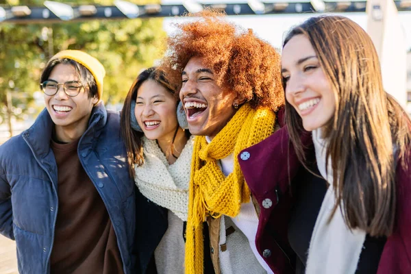 Çeşitli gruplar mutlu arkadaşlar kış tatilinde birlikte eğleniyorlar. Açık havada gülen çok kültürlü gençler. Arkadaşlık kavramı