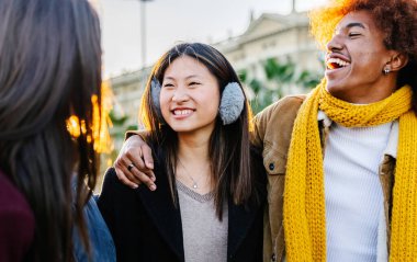 Çeşitli genç arkadaşlar kışın dışarıda birlikte eğleniyorlar. Arkadaşlık ve kış yaşam tarzı konsepti