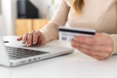İnternetten kredi kartıyla ödeme yapan kadınlara yakın çekim. Evden yapılan güvenli dijital işlem. Finans ve teknoloji kavramı.