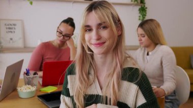 Modayı takip eden liseli kızın tasviri. Çalışma alanında kendine güvenerek poz veriyor. Gençler ders sırasında bir anın tadını çıkarıyorlar. Eğitim ve gençlik yaşam tarzı kavramı.