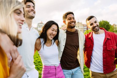 Bir grup genç arkadaş şehir parkında güneşli bir günde eğleniyorlar. Çok ırklı en iyi arkadaşlar birlikte dışarıda vakit geçiriyorlar. Gençlik toplumu kavramı