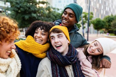Çeşitli genç arkadaş grupları kış tatilinde birlikte eğleniyorlar. Arkadaşlık ve tatil yaşam tarzı konsepti