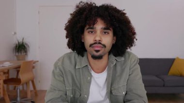 Latin Amerikalı öğrenci laptoptan iş arkadaşını dinlerken görüntüyü kapat. Genç girişimci erkek partnerle online görüşme yoluyla konuşuyor. İş adamları konsepti