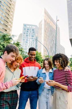 Sosyal hayatın tadını çıkaran çok ırklı bir grup genç öğrenci. Şen şakrak öğrenciler şehir ortamında kaynaşıyorlar. Topluluk ve yaşam tarzı kavramı.