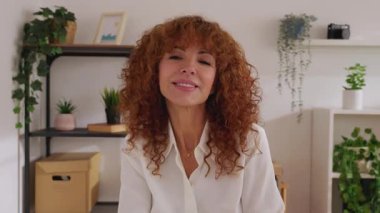 Ofiste çalışan iş kadınının laptopta iş arkadaşını dinlerken görüntüsü. Genç girişimci bayan partnerle çevrimiçi görüşme yoluyla konuşuyor. İş adamları konsepti