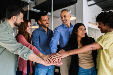 İş adamları el ele tutuşuyor, başarıyı kutluyor ve ofiste birlik, işbirliği ve ortaklık gösteriyor. İş hayatı ve takım çalışması kavramı