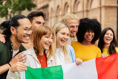 İtalyan dostları şehirde İtalya bayrağıyla gururla gülümsüyor. Gençler birlik, kültür ve ulusal kimliği birlikte kutluyor. Vatanseverlik ve toplum konsepti.