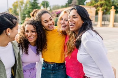 Şehirde çeşitli kadınlar birbirine sarılıp gülüyor. Mutlu bayan arkadaşlar şehir yaşamında yakınlığın ve bağlantının tadını çıkarıyorlar. Arkadaşlık ve neşe kavramı.