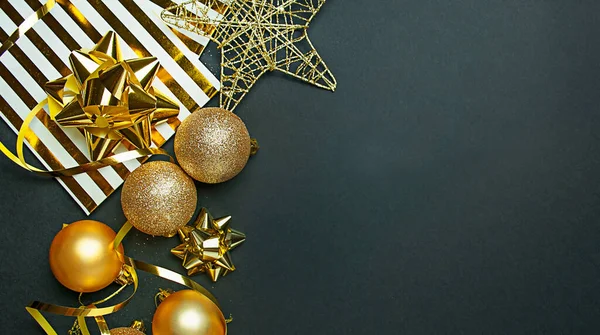 圣诞节的背景 圣诞金色的装饰在黑暗的黑色背景上起泡 新年装饰 新年贺卡 案文的篇幅 — 图库照片