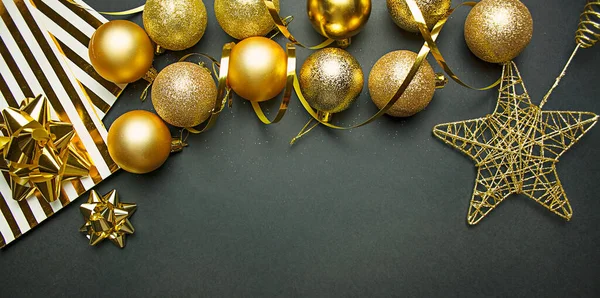 美丽的圣诞节金色银色装饰在黑暗的黑色背景上的小球 平面平面设计 复制空间 — 图库照片