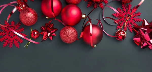 圣诞节的背景 圣诞红球相框 新年贺卡 节日背景 美丽的概念 复制空间 — 图库照片