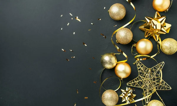 圣诞节的背景 圣诞金色的装饰在黑暗的黑色背景上起泡 新年装饰 新年贺卡 文字空间 复制空间 — 图库照片