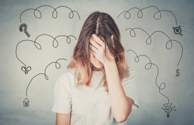 Endişeli yüz ifadesi ve beyni soru işaretleri şeklinde eriyen üzgün, genç bir kadın. Obsesif kompulsif, adhd, anksiyete bozukluğu