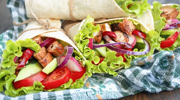 Envuelto Burrito Pollo Verduras Cerrar Fondo Madera Cocina Mexicana Copiar — Foto de Stock