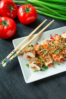 Koyu renk kesim tahtasının üzerinde sebze ve otlu fırında tavuk. Köfteler. Yukarıdan bak. Boşluğu kopyala.