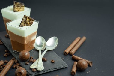 Çikolatalı tatlı. Çikolatalı sufle. Tatlı tatlı arka planda