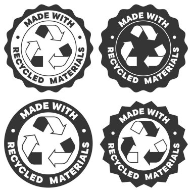 Dört siyah beyaz rozet geri dönüşümlü oklar ve geri dönüşümlü malzemelerle yapılmış bir ifade sergiliyor. Bunlar çeşitli ortamlarda geri dönüşüm ve sürdürülebilirlik uygulamalarını teşvik etmek üzere tasarlanmıştır..