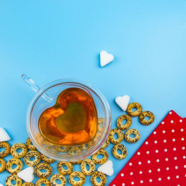 Şeffaf bir fincanda çay ve kurutulmuş simit. Şeker topakları ve bir tutam nane. Kapak için arkaplan.