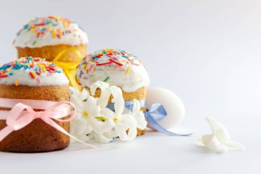 Geleneksel Paskalya pastaları ve pembe arka planda Hyacinthus çiçekleri ve metin için fotokopi alanı. Geleneksel Kulich, Paska Paskalya Ekmeği. Kartpostal. 