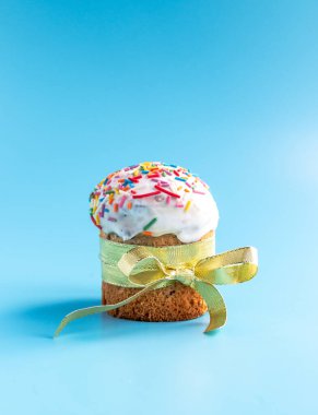 Pembe arka planda geleneksel Paskalya pastaları ve metin için fotokopi alanı. Geleneksel Kulich, Paska Paskalya Ekmeği. Kartpostal. 