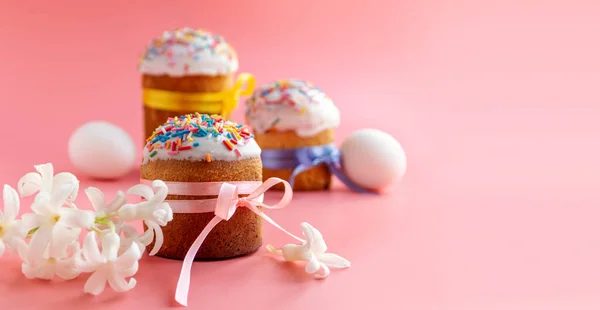 Gâteaux de Pâques traditionnels et fleurs de jacinthe sur fond rose avec espace de copie pour le texte. Pain de Pâques traditionnel Kulich, Paska. Carte postale. — Photo