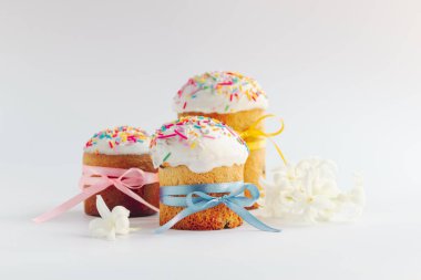 Geleneksel Paskalya pastaları ve beyaz arka planda Hyacinthus çiçekleri ve metin için kopya alanı. Geleneksel Kulich, Paska Paskalya Ekmeği. Kartpostal