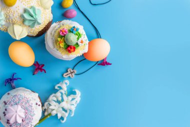 Geleneksel Paskalya pastaları ve mavi arka planda Hyacinthus çiçekleri ve metin için kopya alanı. Geleneksel Kulich, Paska Paskalya Ekmeği. Kartpostal