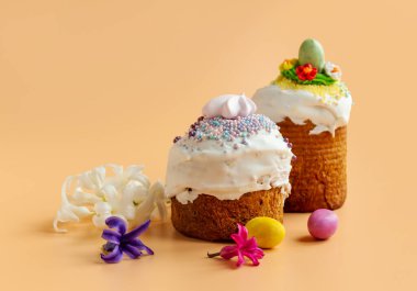 Geleneksel Paskalya pastaları ve sarı arka planda Hyacinthus çiçekleri ve metin için kopya alanı. Geleneksel Kulich, Paska Paskalya Ekmeği. Kartpostal düzlüğü